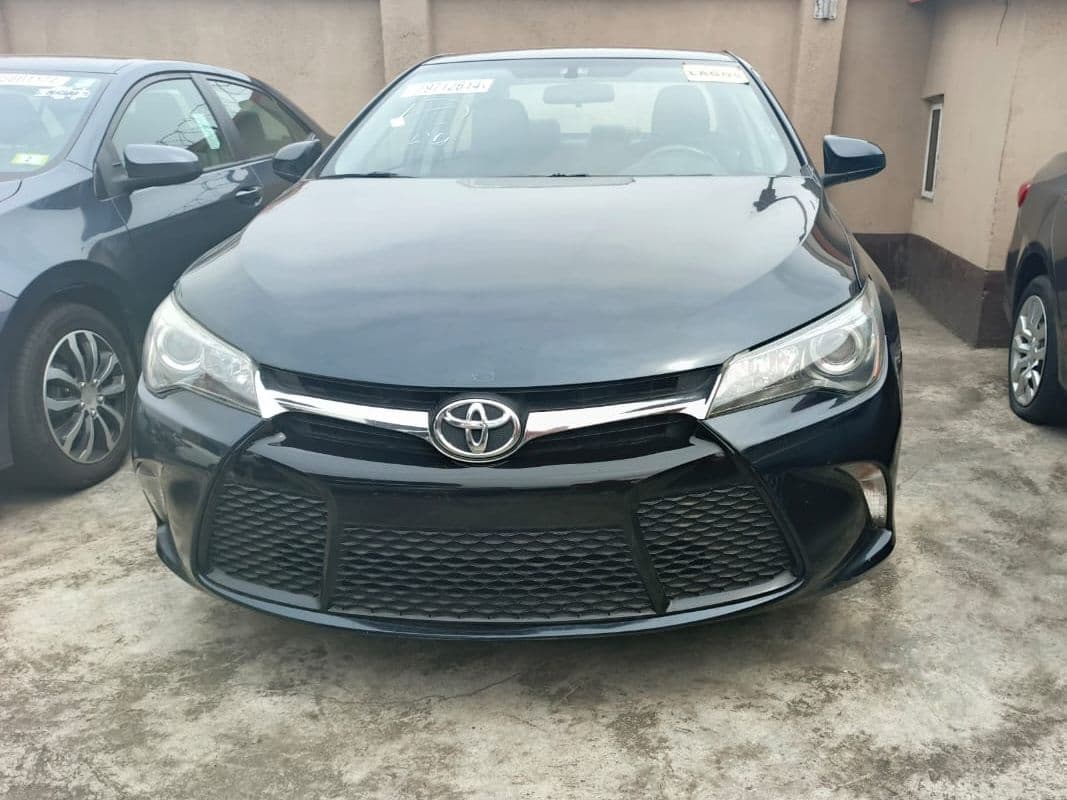 2016 Toyota CAMRY SE 