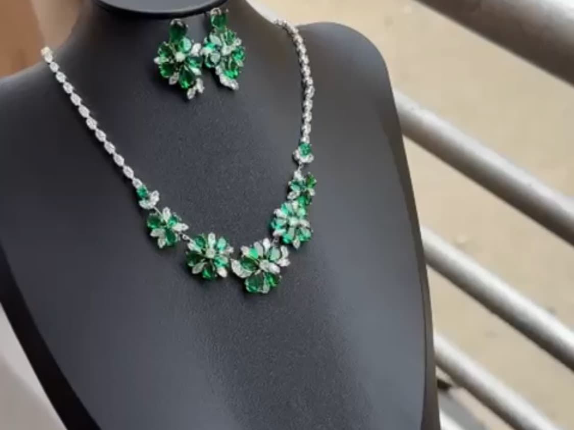 Green shinny jewelry  - Image 1